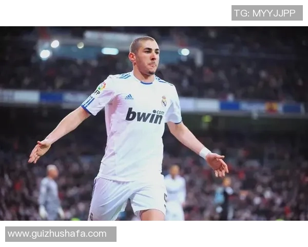 本泽马的传奇之路：从青涩少年到世界足坛巨星的蜕变与荣耀